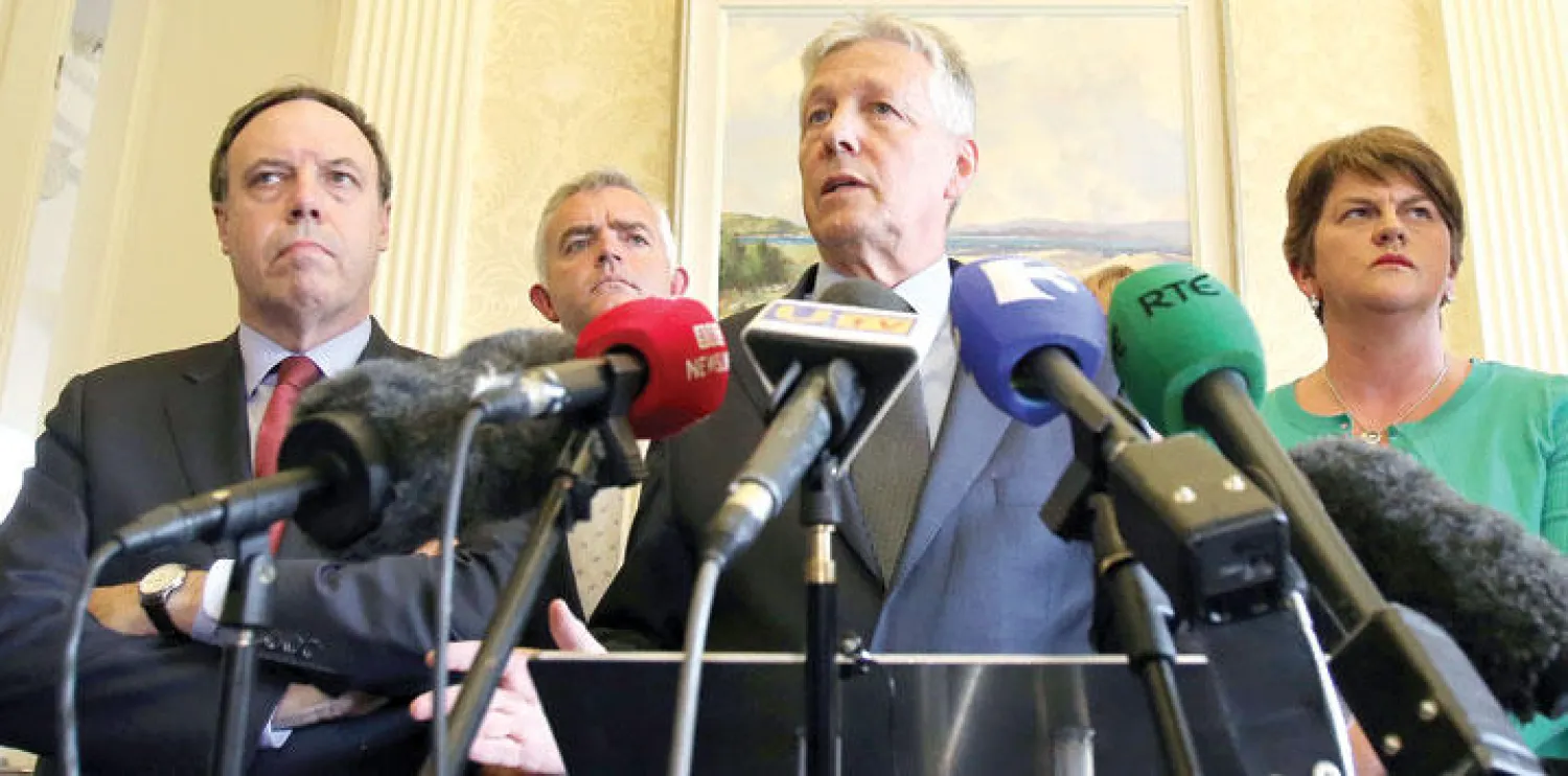 رئيس وزراء آيرلندا الشمالية بيتر روبنسون خلال إعلان استقالته  بقصر ستورمونت في بلفاست مساء أول من أمس (أ.ف.ب)