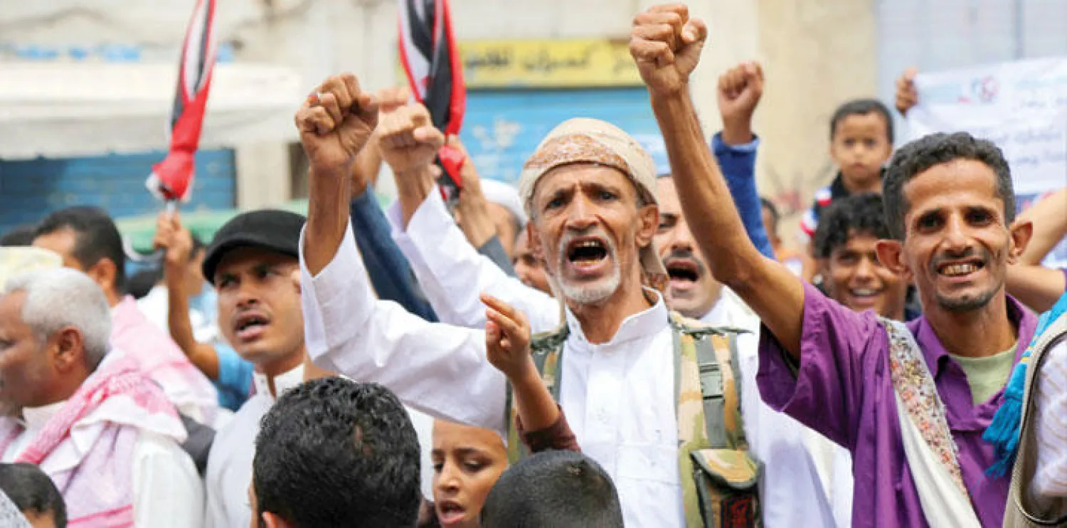 يمنيون خلال مظاهرة أمس لدعم العملية العسكرية التي تقودها السعودية ضد المتمردين الحوثيين في تعز ثالث أكبر مدينة في البلاد (أ.ف.ب)