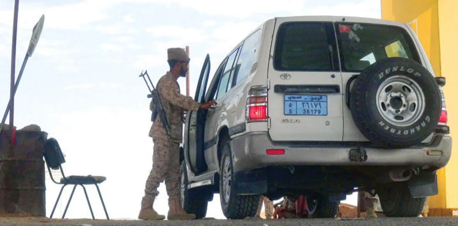 سيارة مدنية تقف عند نقطة تفتيش بالقرب من الحدود اليمنية السعودية نحو الطريق المؤدي إلى محافظة مأرب (أ.ف .ب)