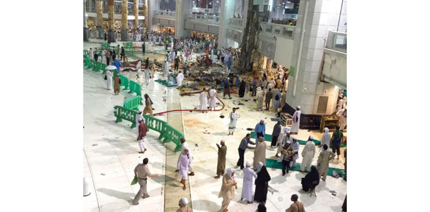 جانب من حادث سقوط رافعة الإنشاءات في المسجد الحرام الذي نتج عنه وفاة 87 شخصا (واس)