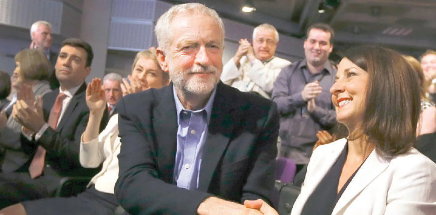 جيريمي كوربين يتلقى التهاني بعد الإعلان عن فوزه بزعامة حزب العمال، في العاصمة البريطانية لندن أمس (أ.ب)