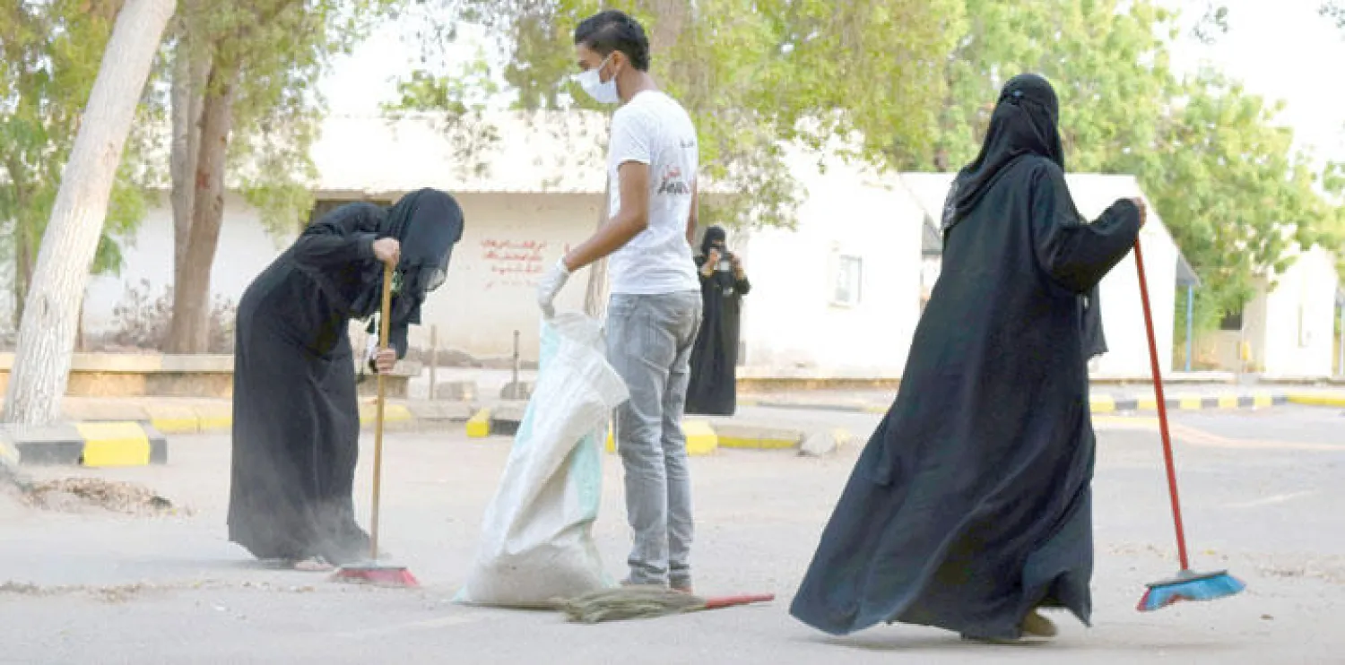 يمنيون ينظفون محيط «جامعة عدن» في منطقة خور مكسر مع بدء العام الدراسي في الآونة الأخيرة (أ.ف.ب)