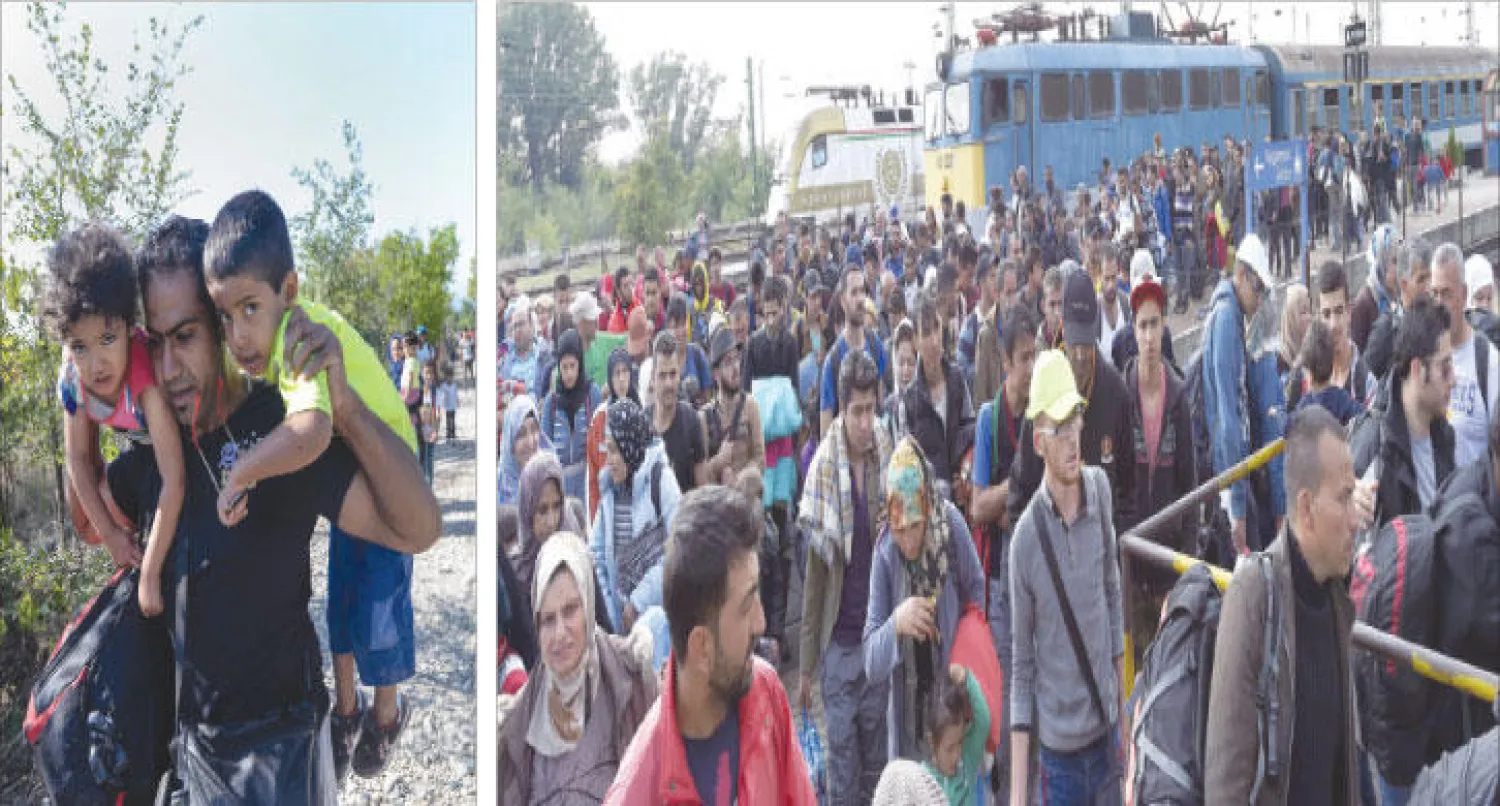 مهاجرون يصلون من المجر إلى مركز استقبال في مدينة نيكلسدورف النمساوية أمس (إ.ب.أ)، لاجئ يحمل طفليه على كتفيه وهو في طريقه إلى محطة الحافلات المتجهة إلى صربيا أمس (إ.ب.أ)