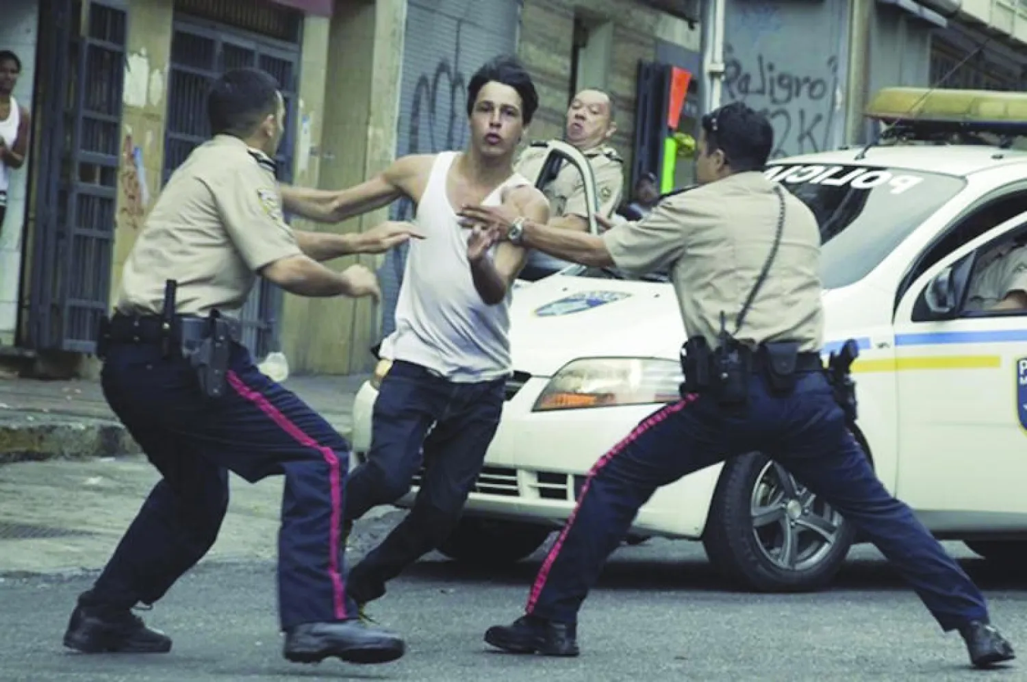 مشهد من «عن بعد»