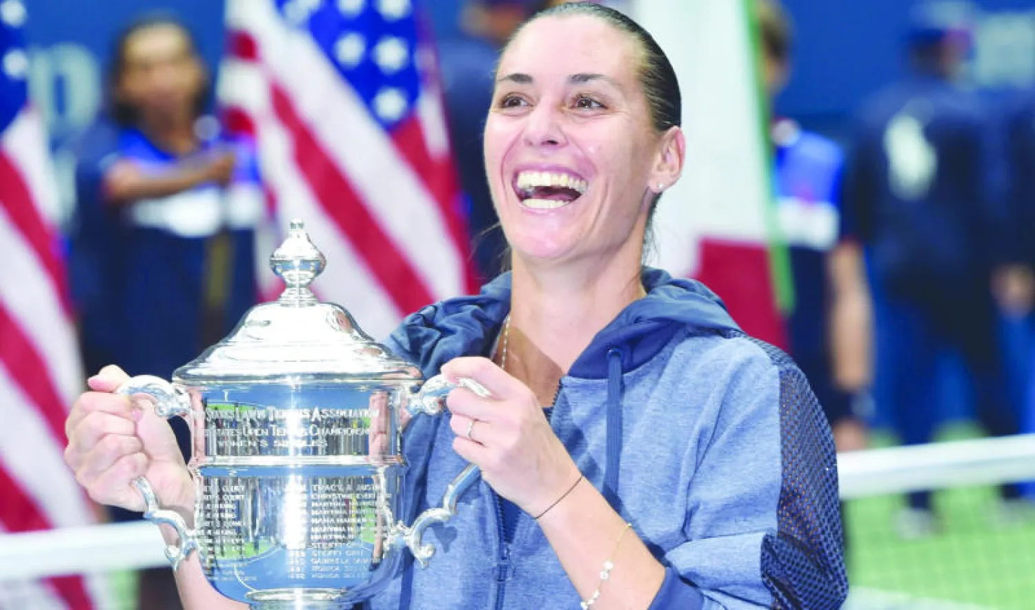 الإيطالية بينيتا تحتفل بكأس بطولة أميركا (إ.ب.أ)