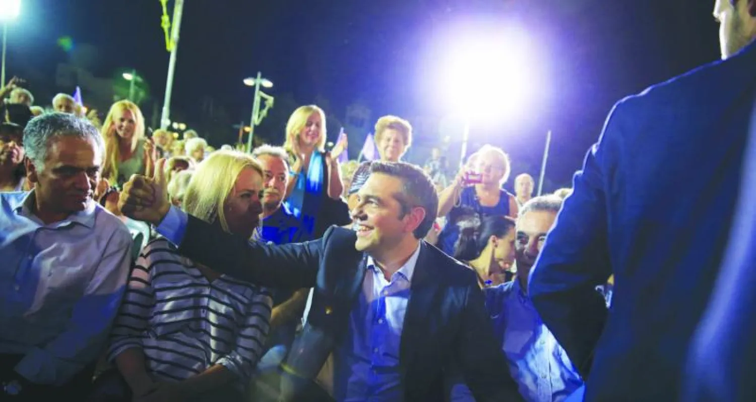 رئيس الوزراء اليوناني السابق وزعيم الحزب اليساري «سيريزا» ألكسيس تسيبراس في تجمع انتخابي بأثينا مؤخرا (رويترز)