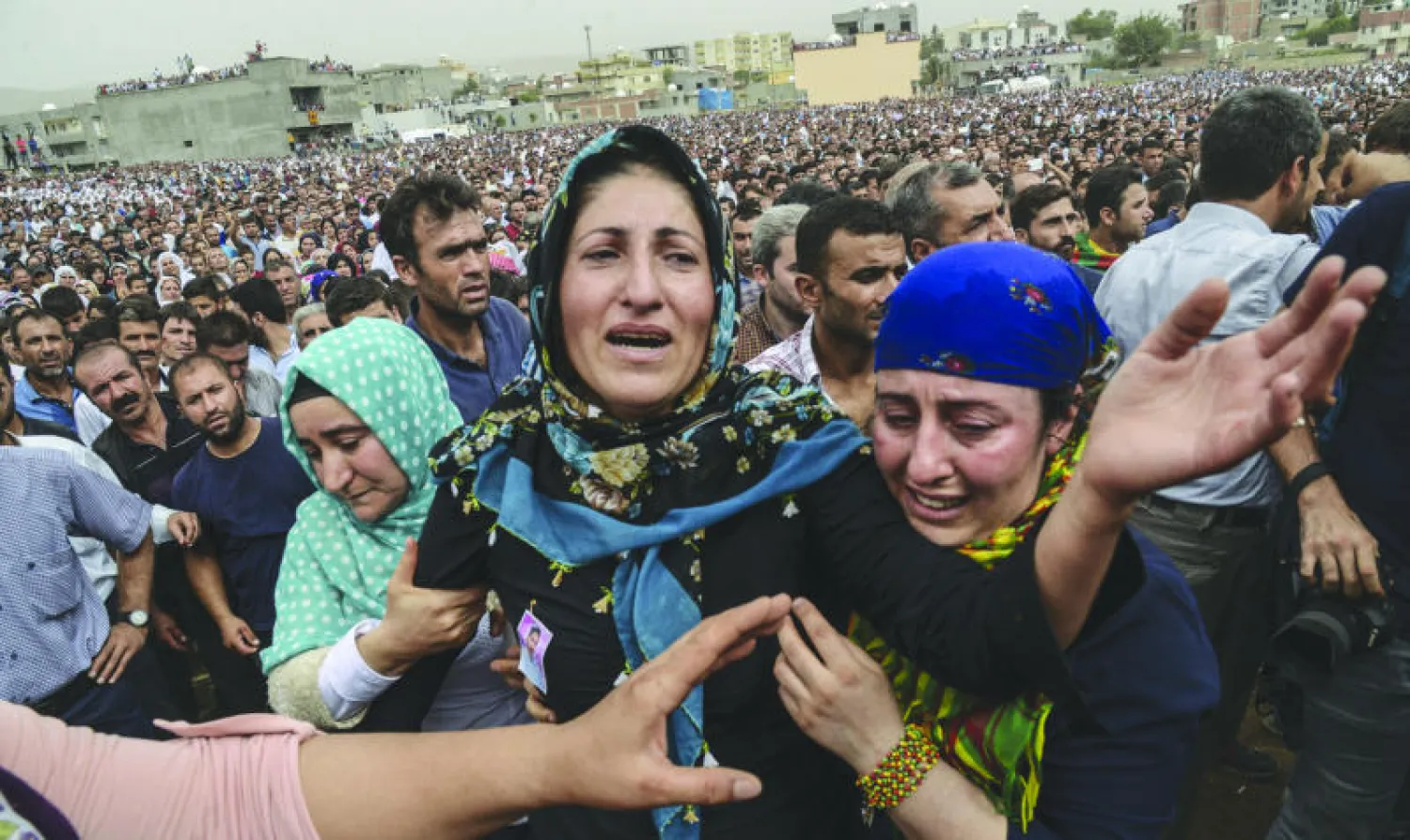 نساء يبكين أقارب لهن قتلوا في مواجهات مع قوات الأمن في بلدة جيزره بجنوب شرقي تركيا خلال مراسيم تشييعهم أمس (أ.ف.ب)