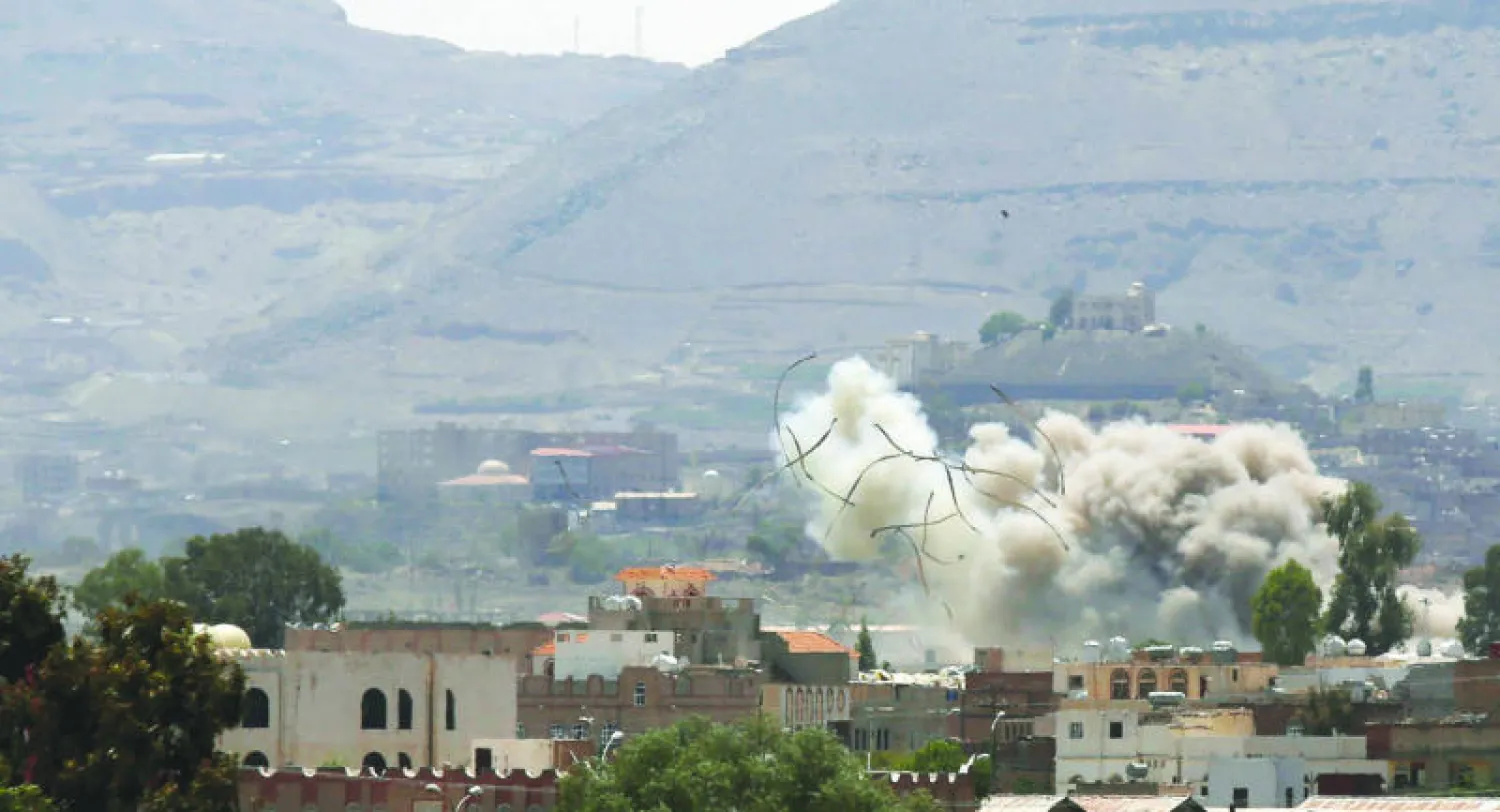 الدخان يتصاعد إثر غارة جوية لقوات التحالف على قاعدة لقوات التمرد في صنعاء (أ.ف.ب)