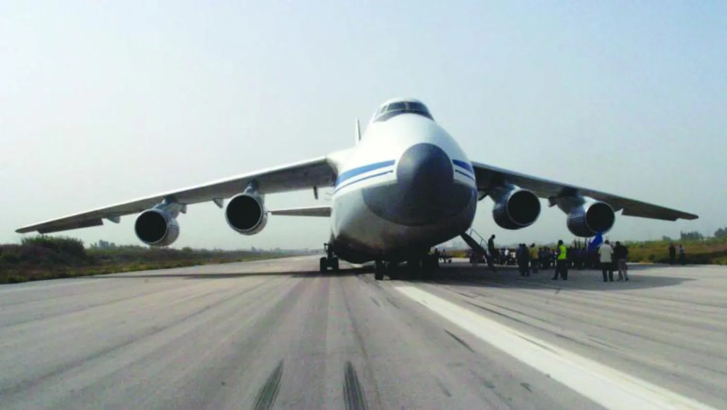 صورة نشرتها وكالة «سانا» السورية الرسمية تظهر طائرة روسية تحمل «مساعدات إنسانية» تنزل حمولتها في مطار باسل الأسد في اللاذقية (غيتي)