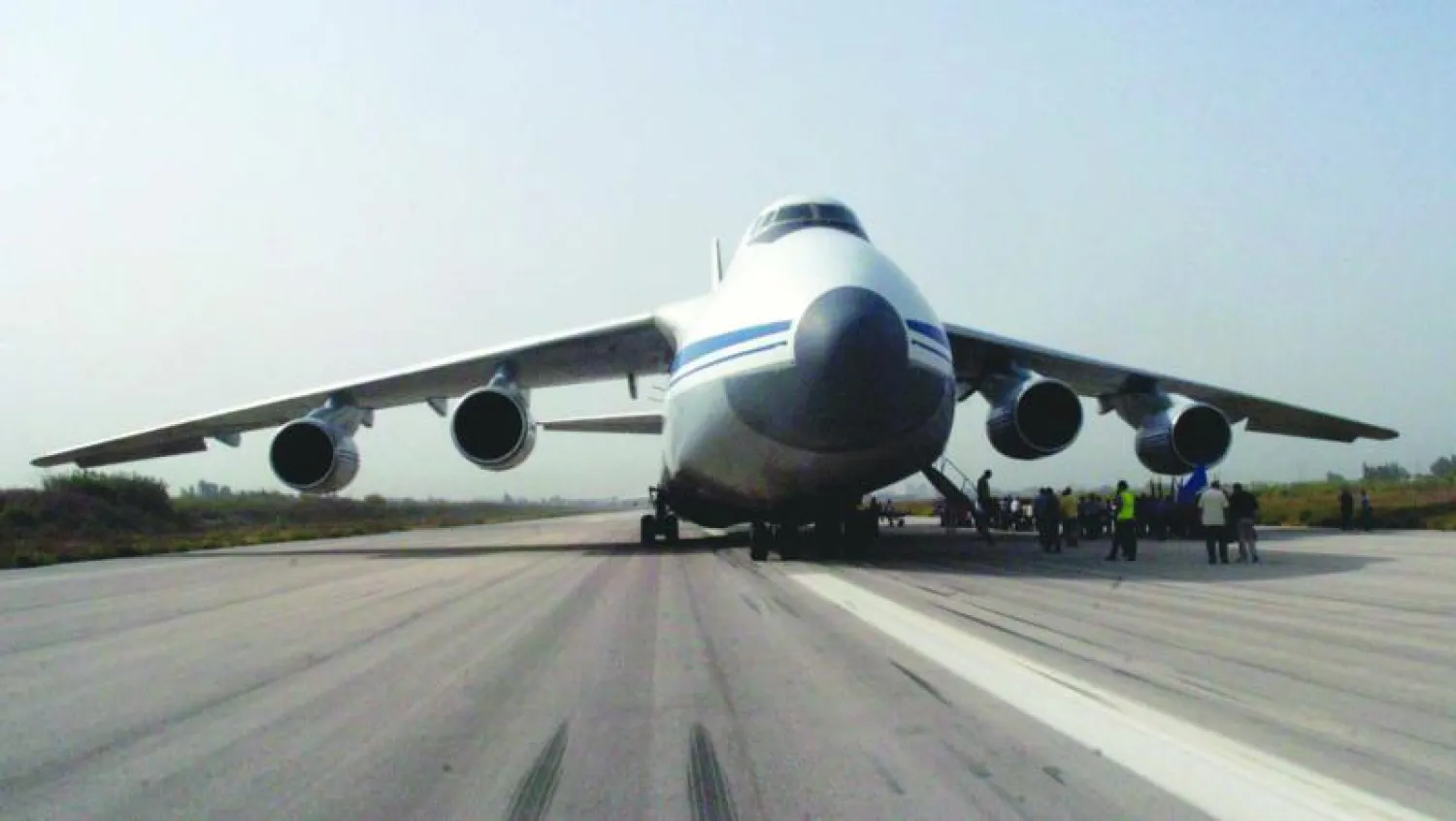 صورة نشرتها وكالة «سانا» السورية الرسمية تظهر طائرة روسية تحمل «مساعدات إنسانية» تنزل حمولتها في مطار باسل الأسد في اللاذقية (غيتي)