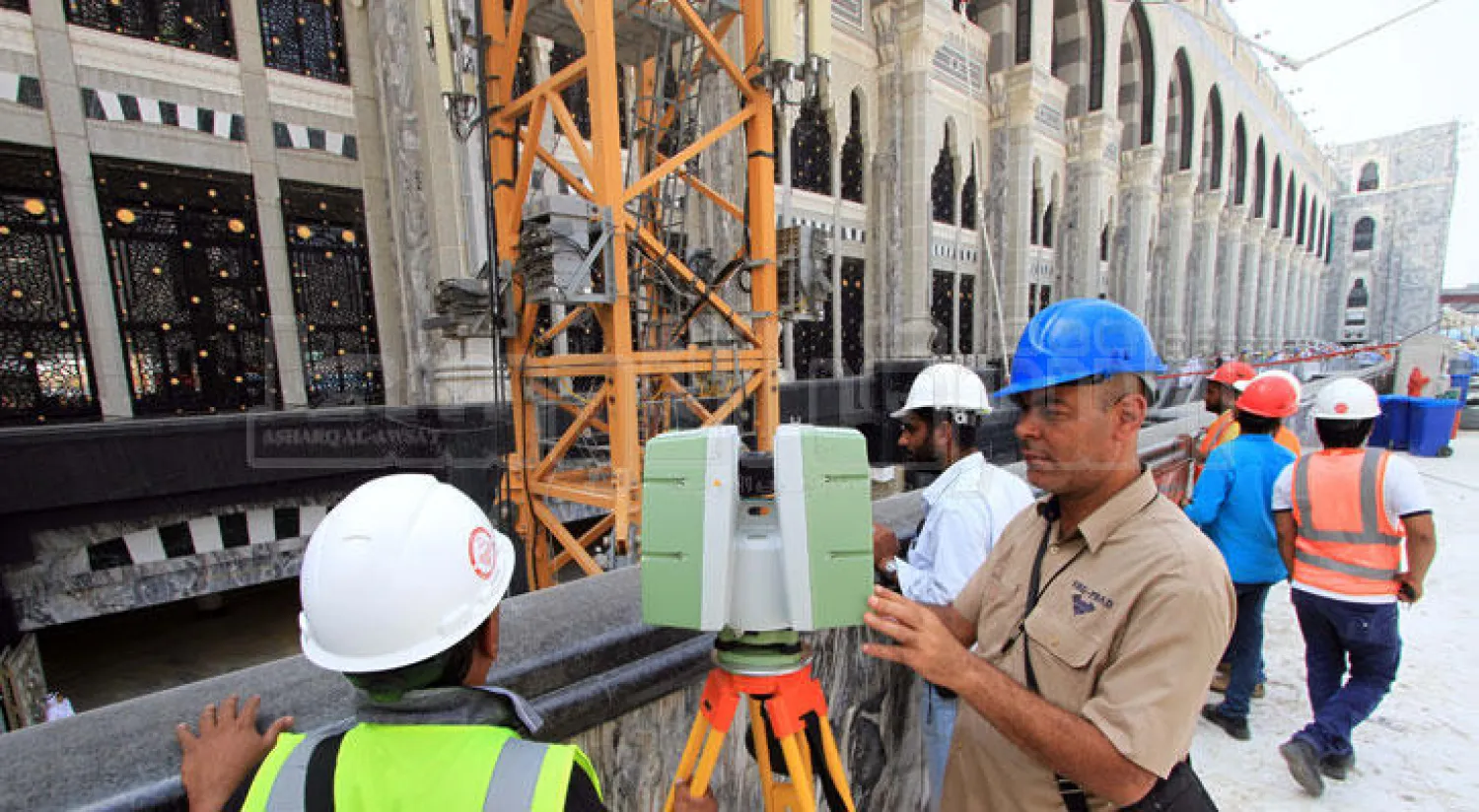 جانب من بدء أعمال تفكيك الرافعة التي سقطت في المسجد الحرام (تصوير: أحمد حشاد)