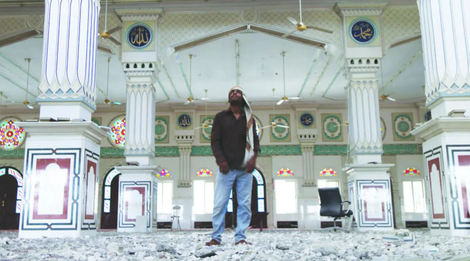 يمني يتفقد الأضرار التي لحقت مسجداً دمرته الميليشيات بصاروخ خلال اشتباكات بين المتمردين الحوثيين ومقاتلين من لجان المقاومة الشعبية في تعز (أ.ف.ب)