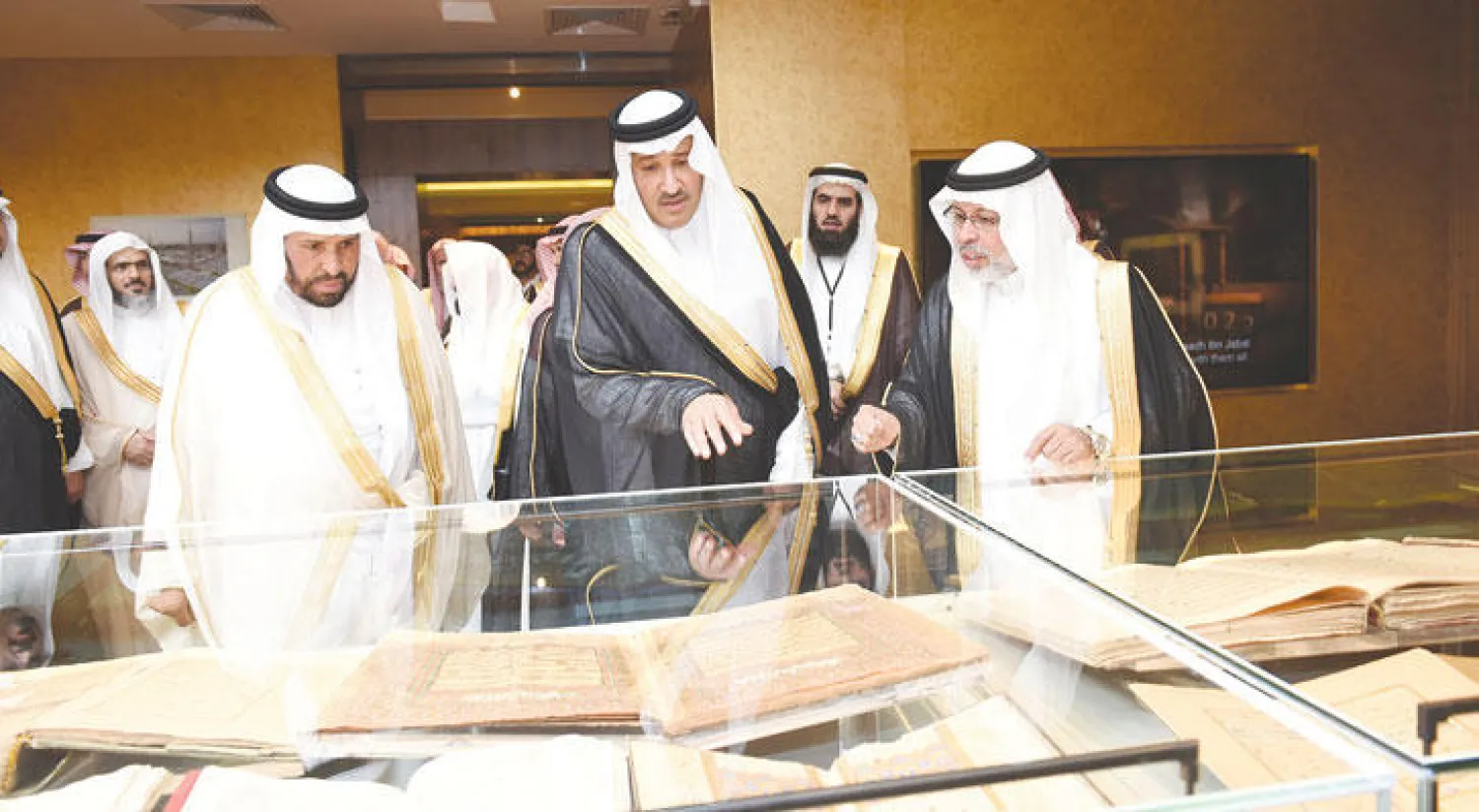 الأمير فيصل بن سلمان يستعرض المخطوطات القرآنية النادرة