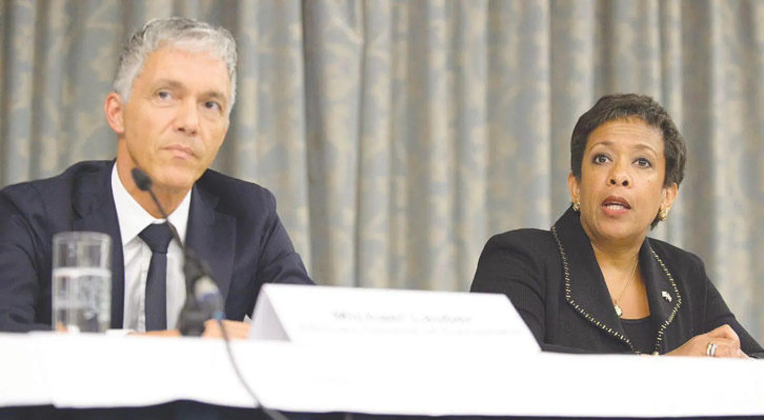 لينش المدعي العام الأميركي مع نظيرها السويسري لوبر (أ.ب)