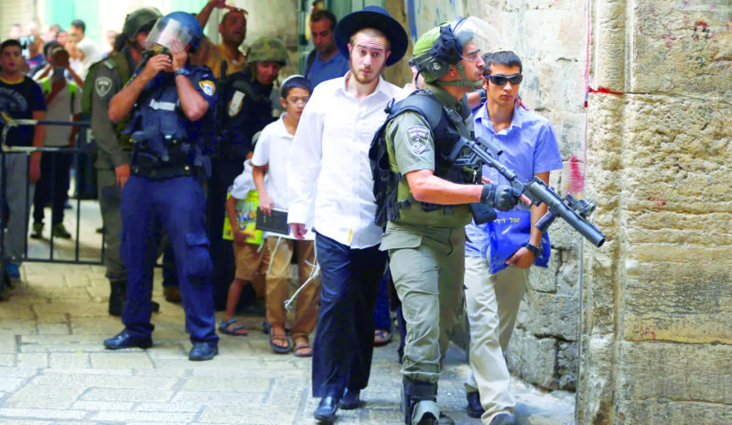 الشرطة الإسرائيلية تقوم بحماية مجموعة من المستوطنين وتسهل مرورهم إلى الأقصى (أ. ف.ب)
