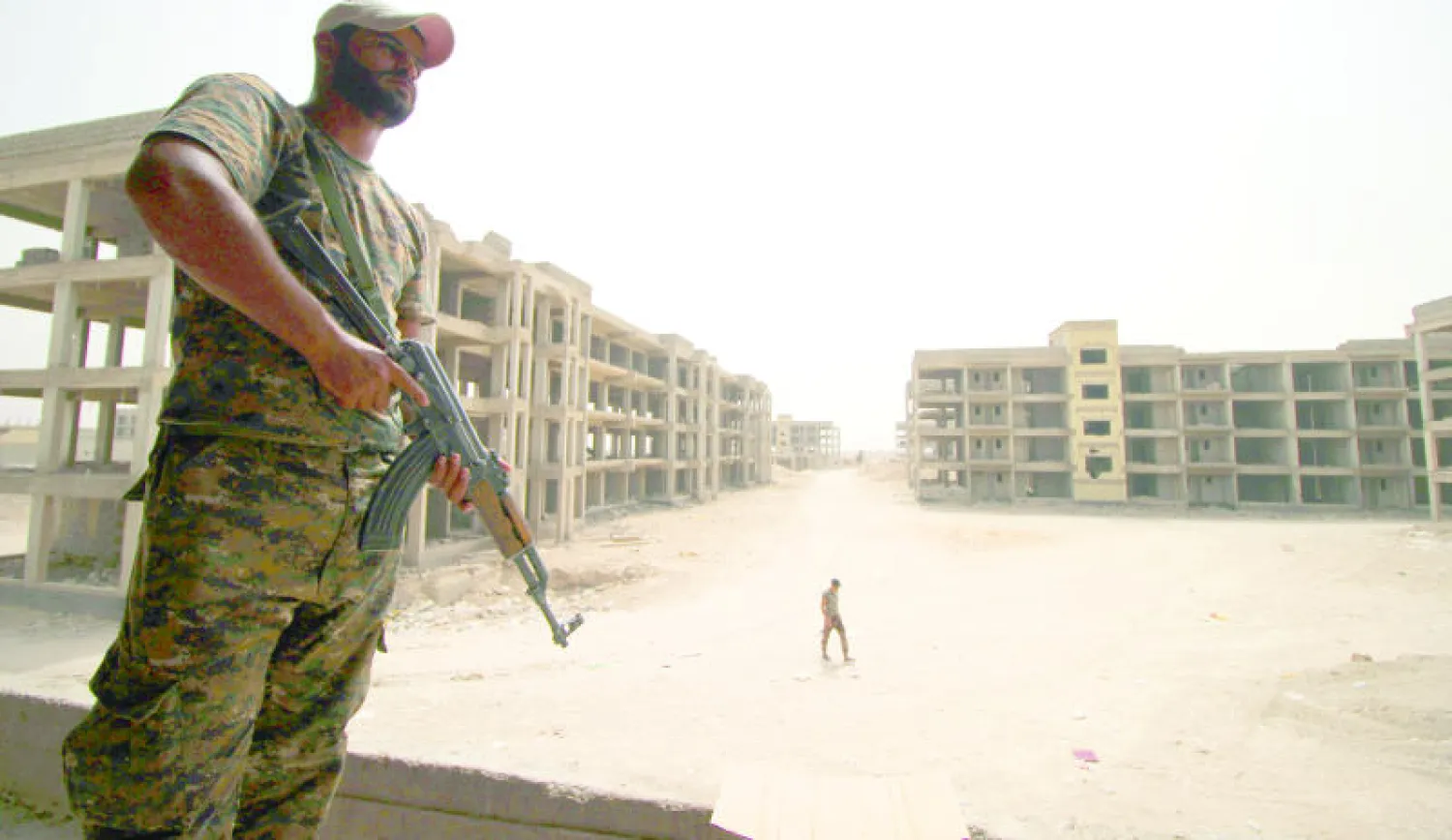 جانب من انتشار أمني عراقي على أطراف مدينة الفلوجة بالأنبار (أ.ف.ب)