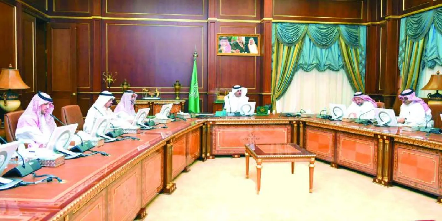 الأمير فيصل بن سلمان بن عبد العزيز خلال ترؤسه أمس  الاجتماع الثاني لمجلس الاستثمار بحضور وفد من البنك الدولي («الشرق الأوسط»)