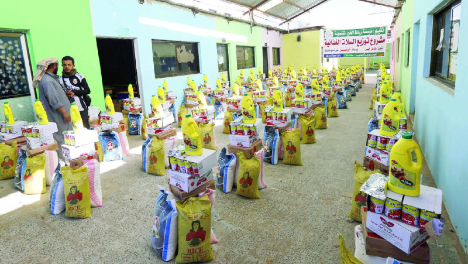 مساعدات غذائية تبرعت بها جهات خيرية لتوزيعها على المحتاجين في صنعاء أمس (أ.ف.ب)
