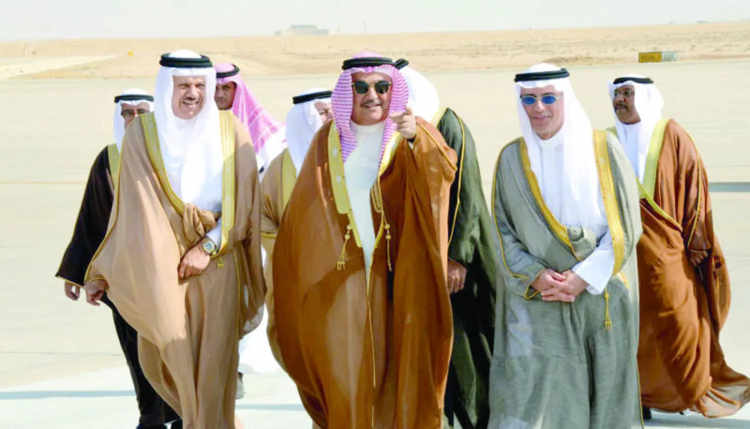 وزير خارجية البحرين يتوسط نظيره السعودي عادل الجبير والأمين العام لدول مجلس التعاون عبد اللطيف الزياني في الرياض أمس (واس)