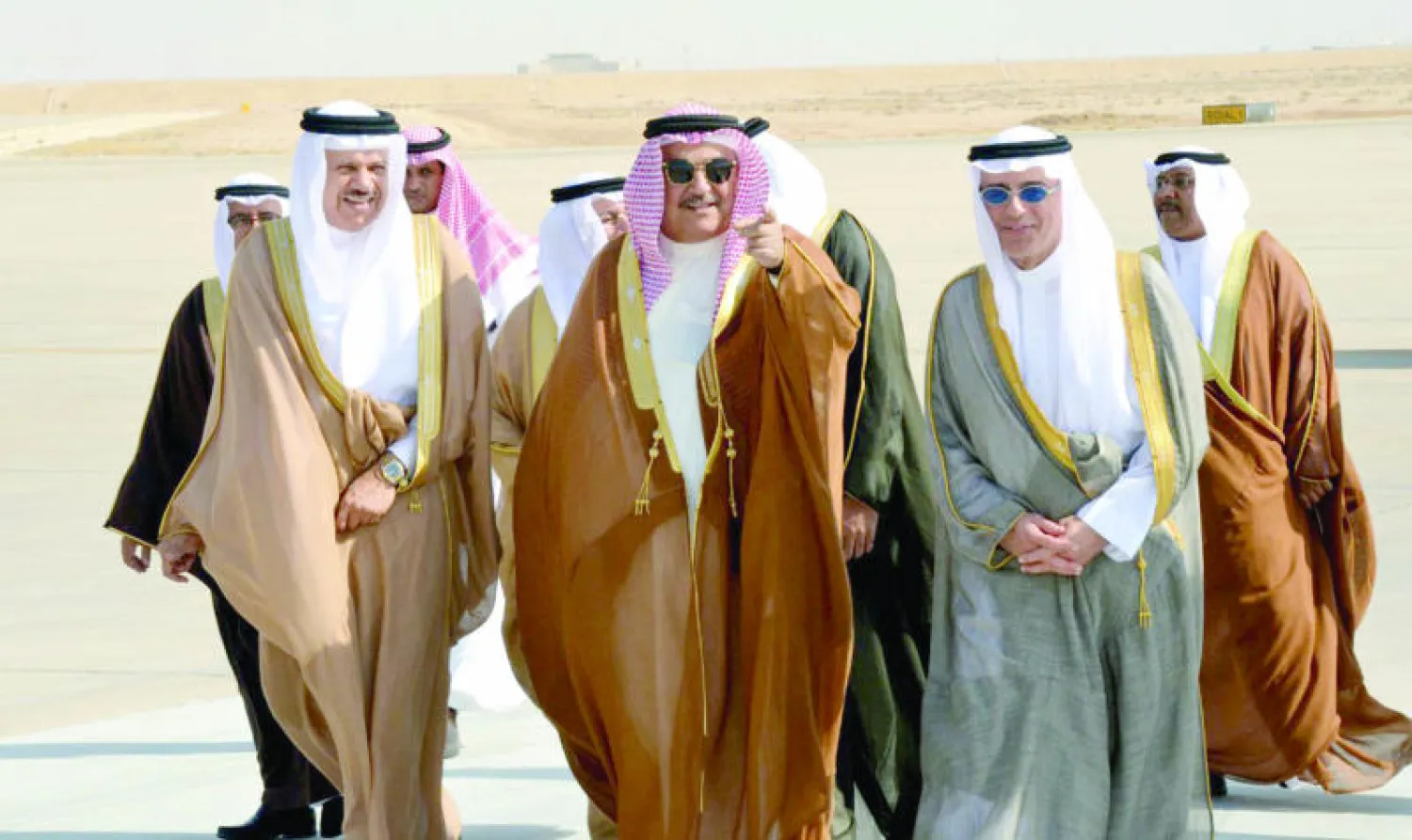 وزير خارجية البحرين يتوسط نظيره السعودي عادل الجبير والأمين العام لدول مجلس التعاون عبد اللطيف الزياني في الرياض أمس (واس)