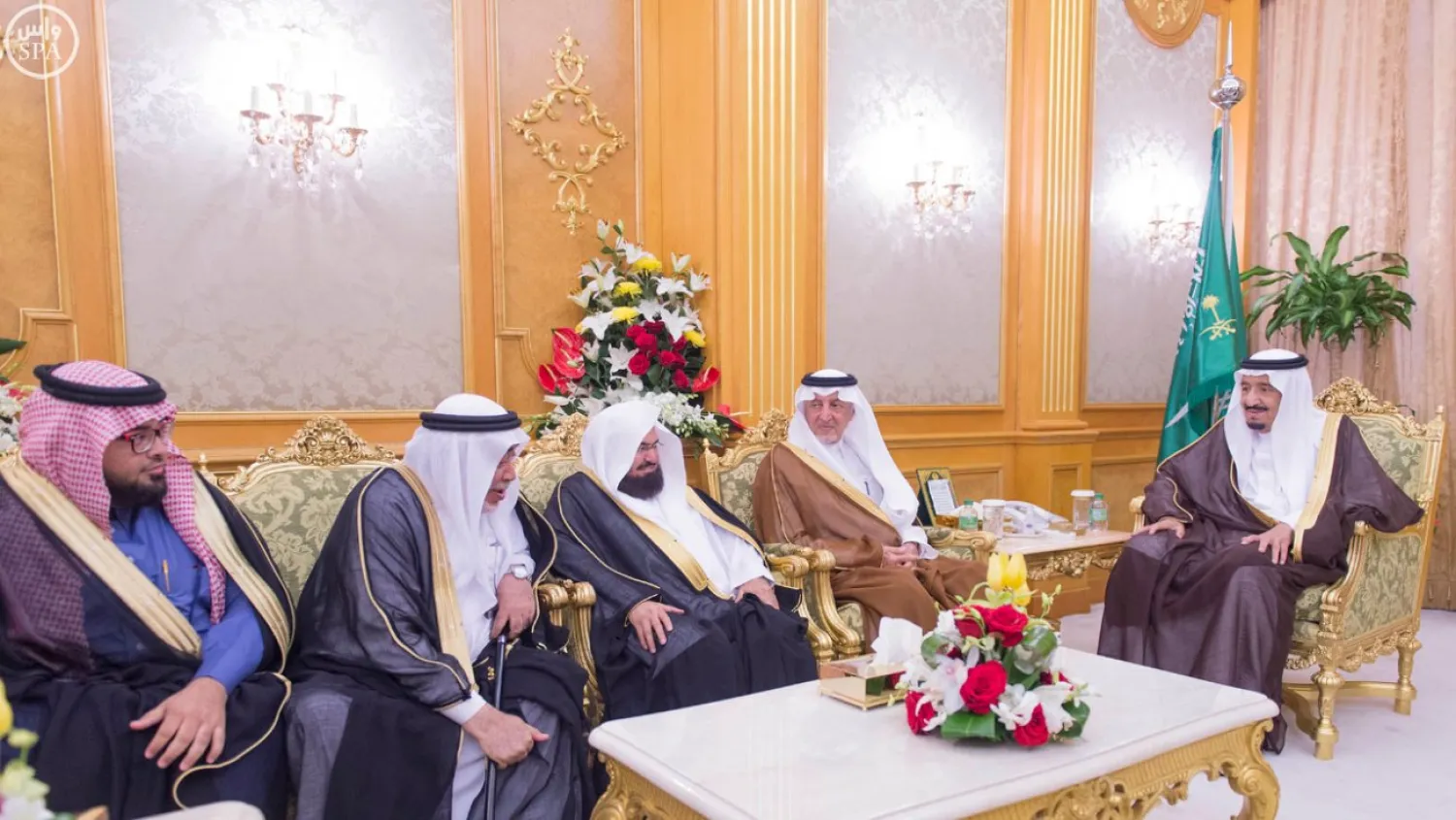 خادم الحرمين الشريفين يستقبل الأمراء والمشايخ وجموعاً من المواطنين