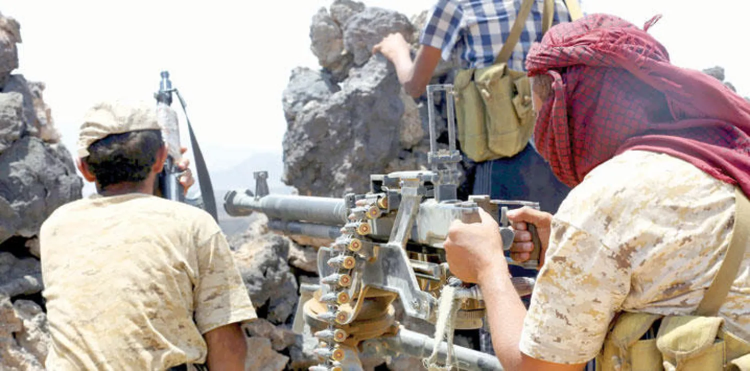 عناصر من الجيش الوطني خلال مواجهاتهم مع المتمردين في محافظة مأرب أمس (رويترز)