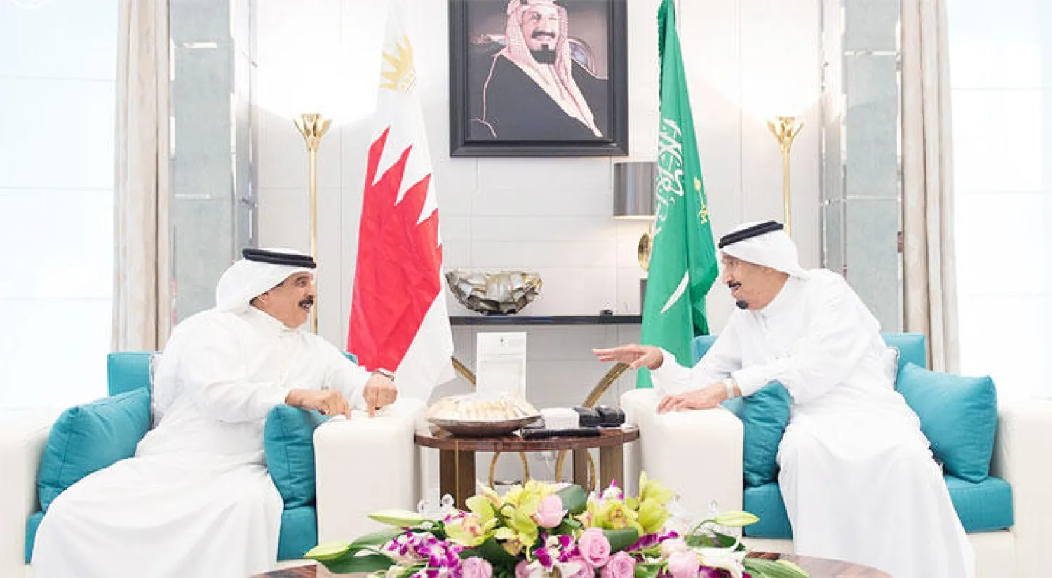 ملك البحرين يصل السعودية.. وخادم الحرمين في مقدمة مستقبليه