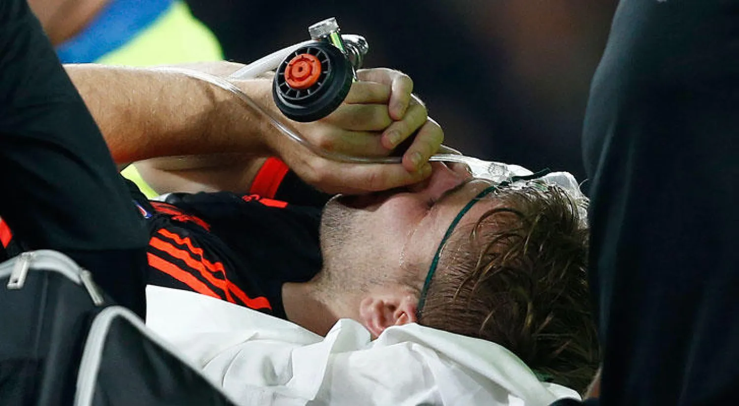 شو يستخدم قناع الأكسجين على الحافلة الطبية (رويترز)