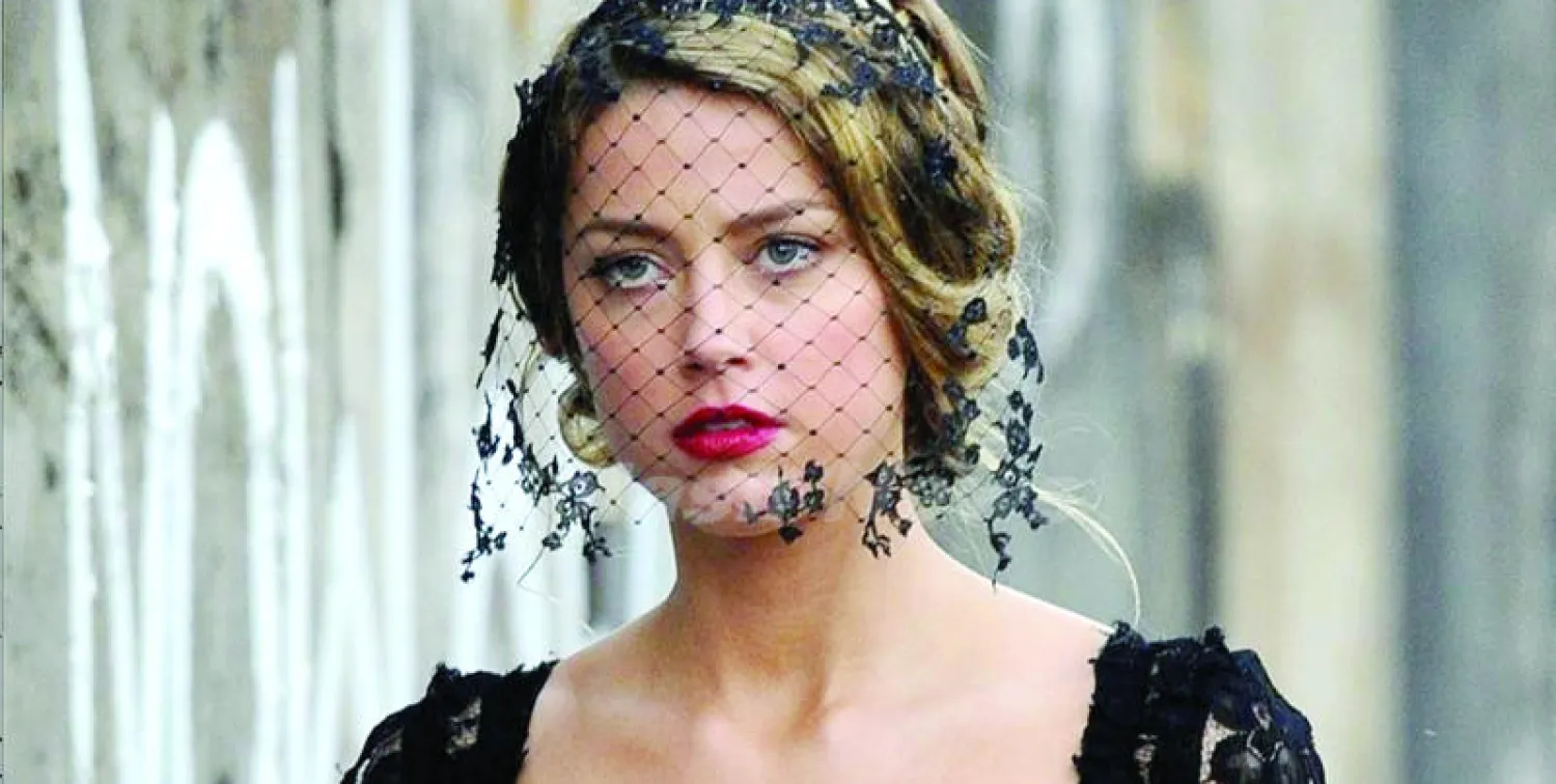 أمبر هيرد كما تبدو في «حقول لندن»