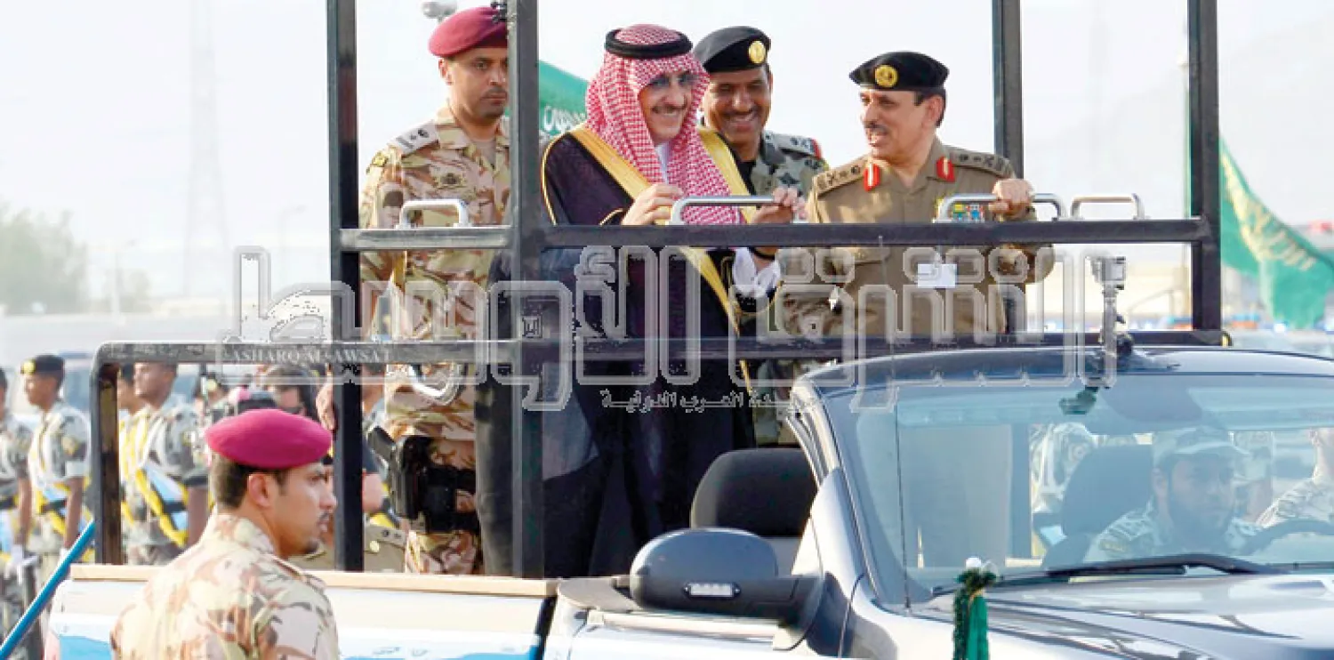الأمير محمد بن نايف ولي العهد السعودي لدى تفقده وحدات وآليات قطاعات الجهات الأمنية والحكومية المشاركة في تنفيذ خطط موسم الحج ومناسكه في مكة المكرمة أمس (تصوير: أحمد حشاد)