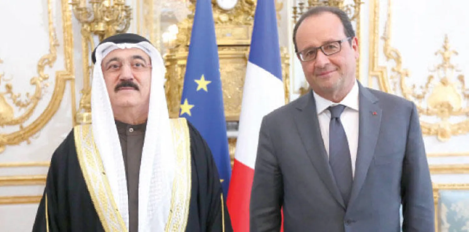 السفير البحريني مع الرئيس الفرنسي هولاند لدى تقديم أوراق اعتماده في باريس («الشرق الأوسط»)