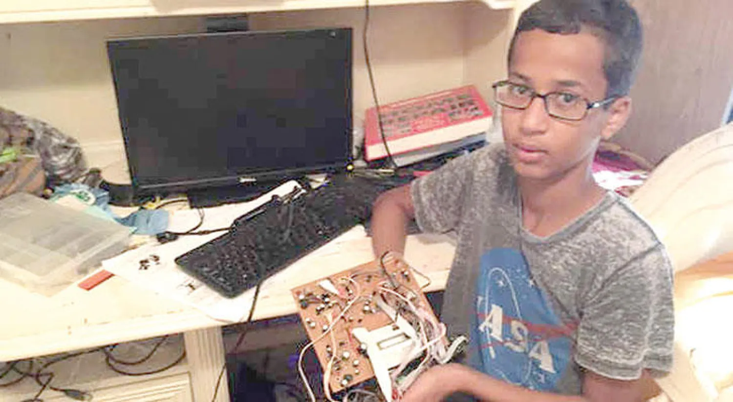 الطفل السوداني أحمد مع اختراعه