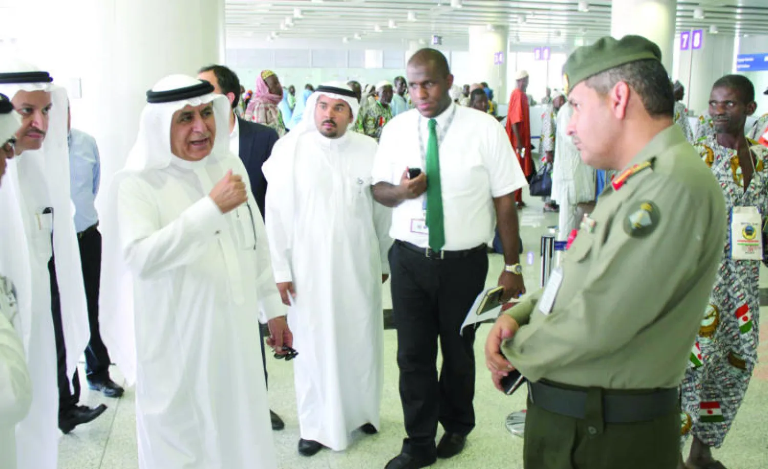سليمان الحمدان رئيس هيئة الطيران المدني خلال زيارة ميدانية لأحد المطارات للاطمئنان على سير الإجراءات الخاصة بالحجاج («الشرق الأوسط»)