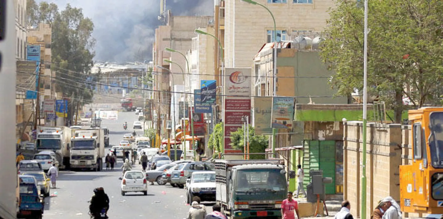 الدخان يتصاعد من موقع تابع للمتمردين قصفه طيران التحالف في صنعاء أمس (رويترز)