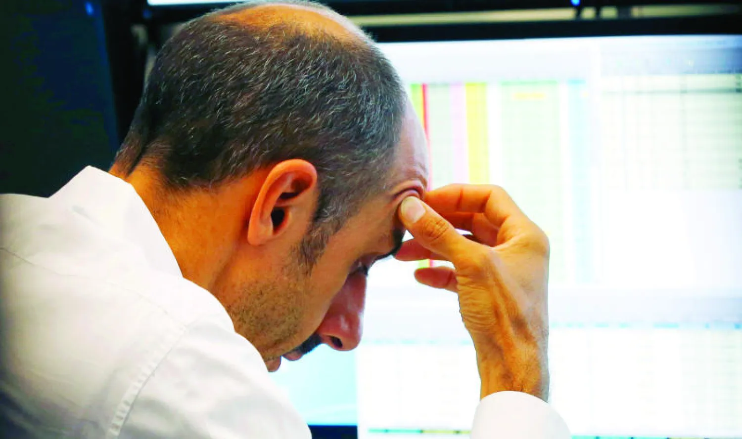 تراجع الاقتصاد العالمي أثر على إغلاقات أسواق المال في أخر جلسات الأسبوع (أ. ب)