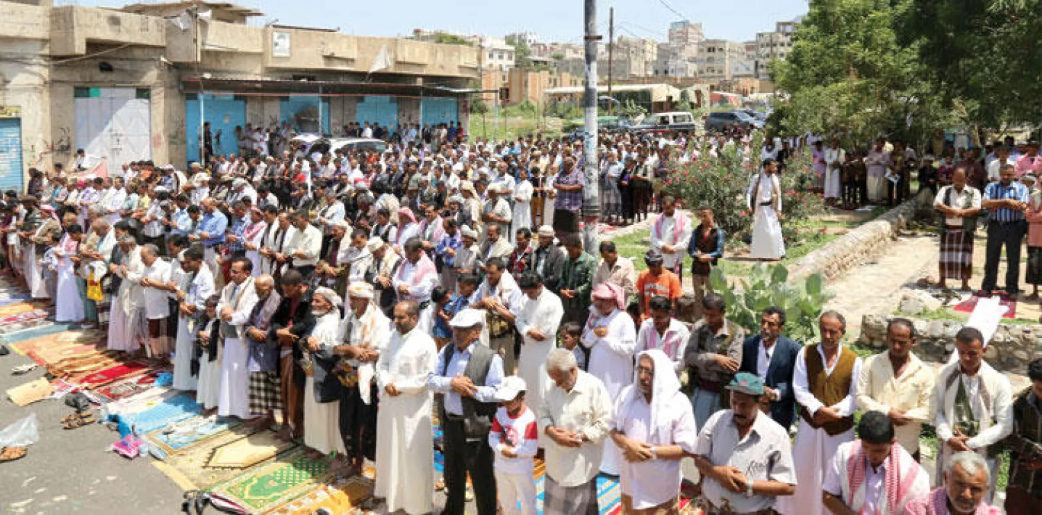 يمنيون يؤدون صلاة الجمعة أمس بعد مظاهرتهم تأييدًا لعمليات التحالف العربي الهادف لإعادة الشرعية في مدينة تعز أمس (أ.ف.ب)