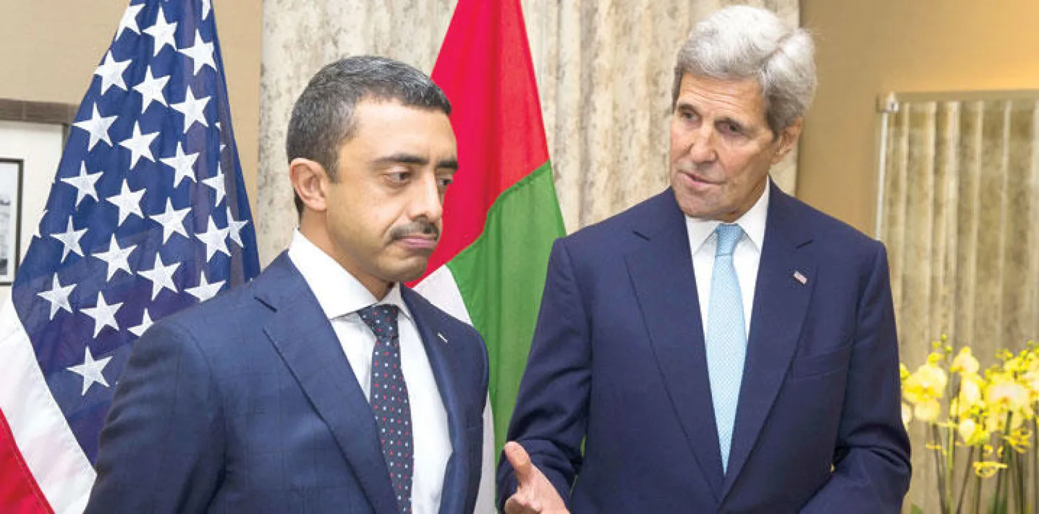 وزير الخارجية الأميركي جون كيري خلال لقائه نظيره الإماراتي الشيخ عبد الله بن زايد في لندن أمس (أ.ف.ب)