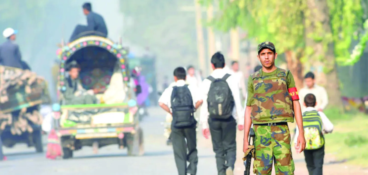 جندي باكستاني يقف في الطريق الممتد أمام القاعدة الجوية التي تعرضت لاعتداء مسلح من قبل طالبان أدى إلى سقوط عشرات القتلى والجرحى أول من أمس (أ.ف.ب)