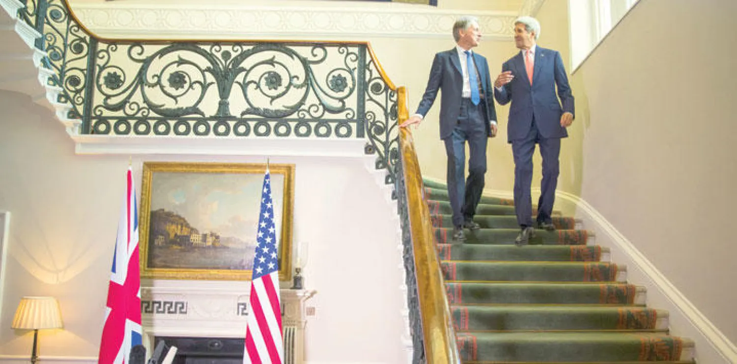 وزيرا الخارجية الأميركي جون كيري والبريطاني فيليب هاموند قبل مؤتمرهما الصحافي المشترك في لندن أمس (أ.ب)