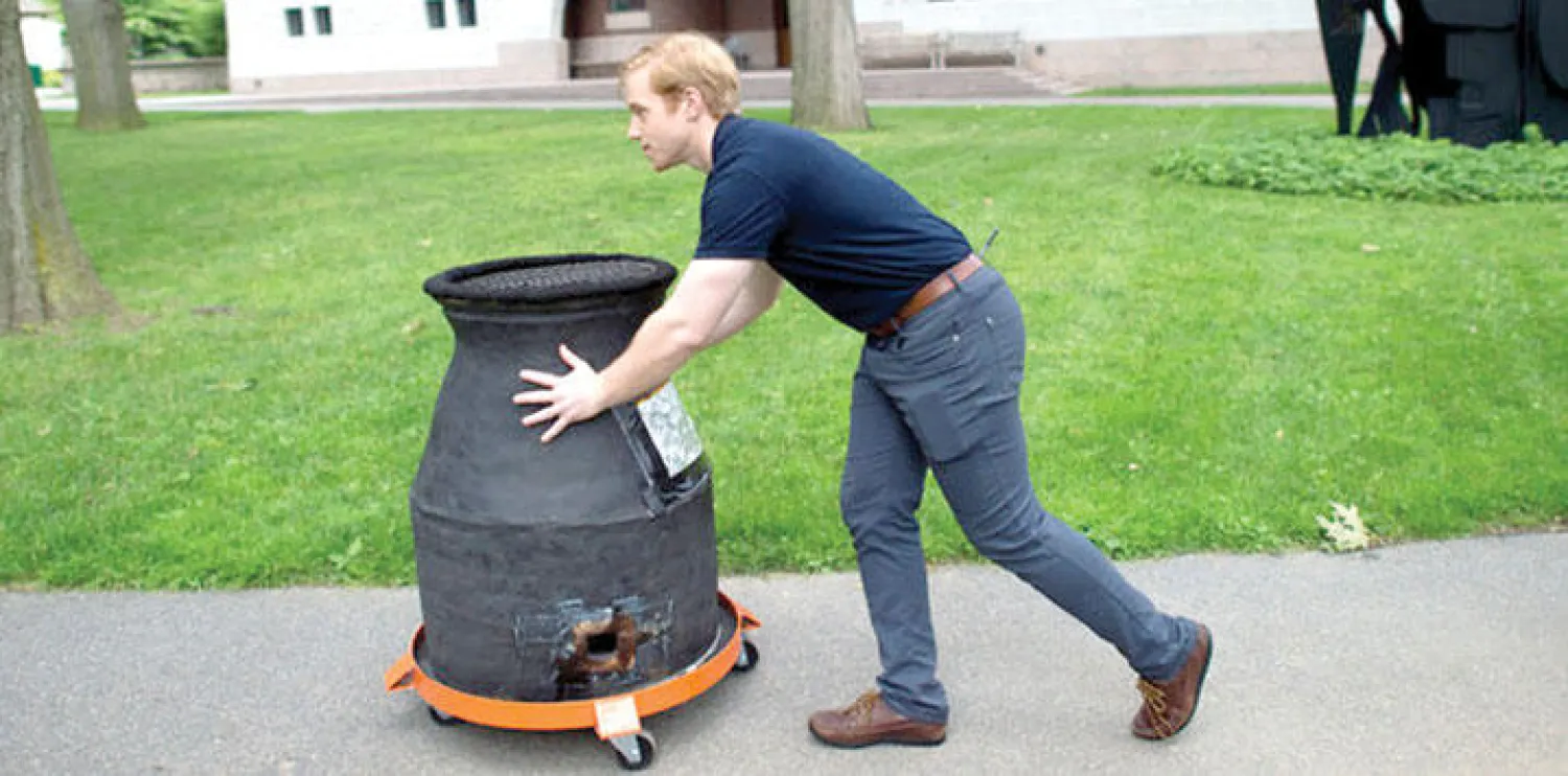 بيتون نسميث أحد أعضاء هيئة التدريس في هارفارد خلال تجربة عملية للشواية التي ابتكرها الطلاب (نيويورك تايمز)