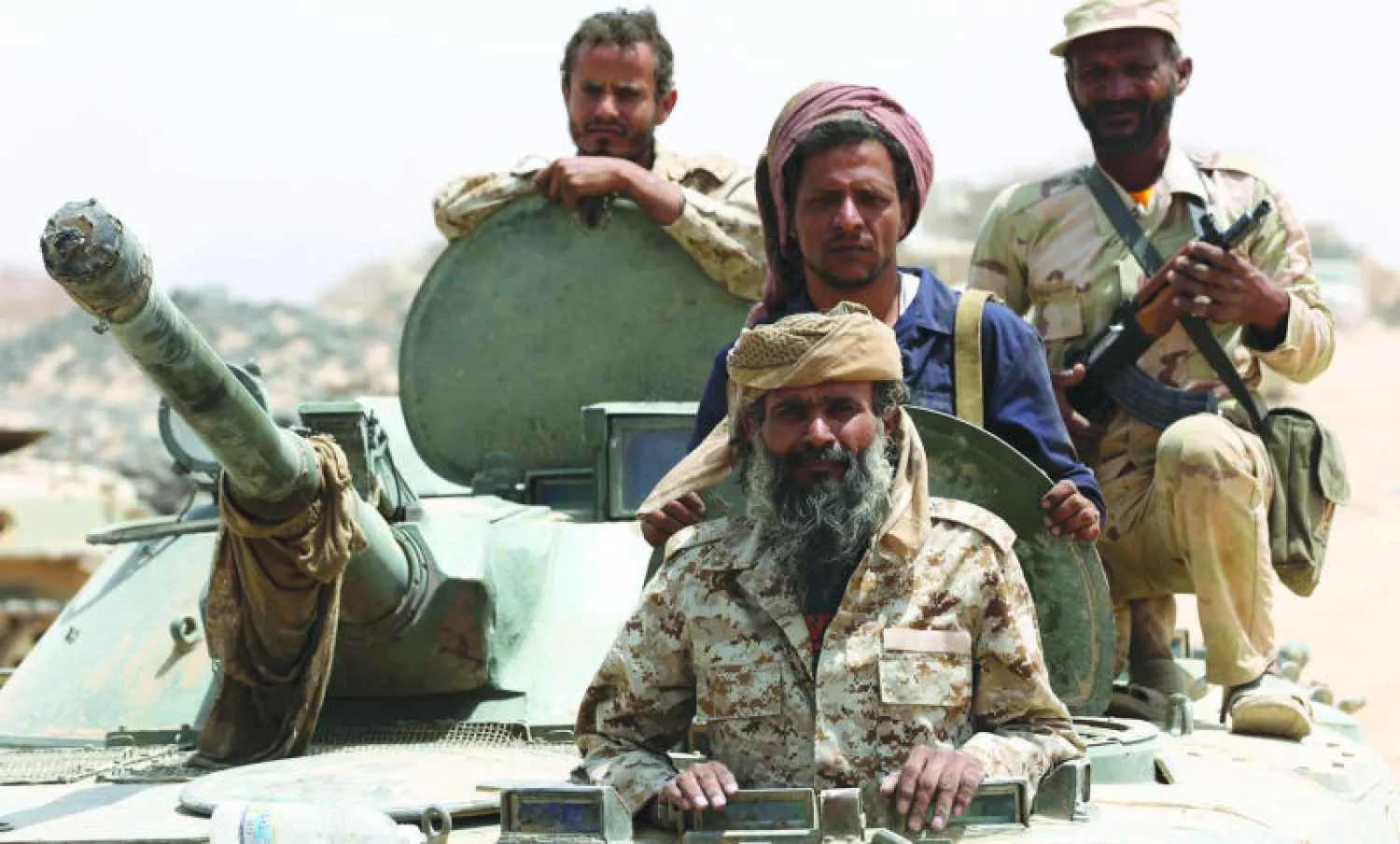 الجنود الموالون للشرعية على متن عربة مدرعة في الخطوط الأمامية خلال مواجهتهم المتمردين في محافظة مأرب (رويترز)