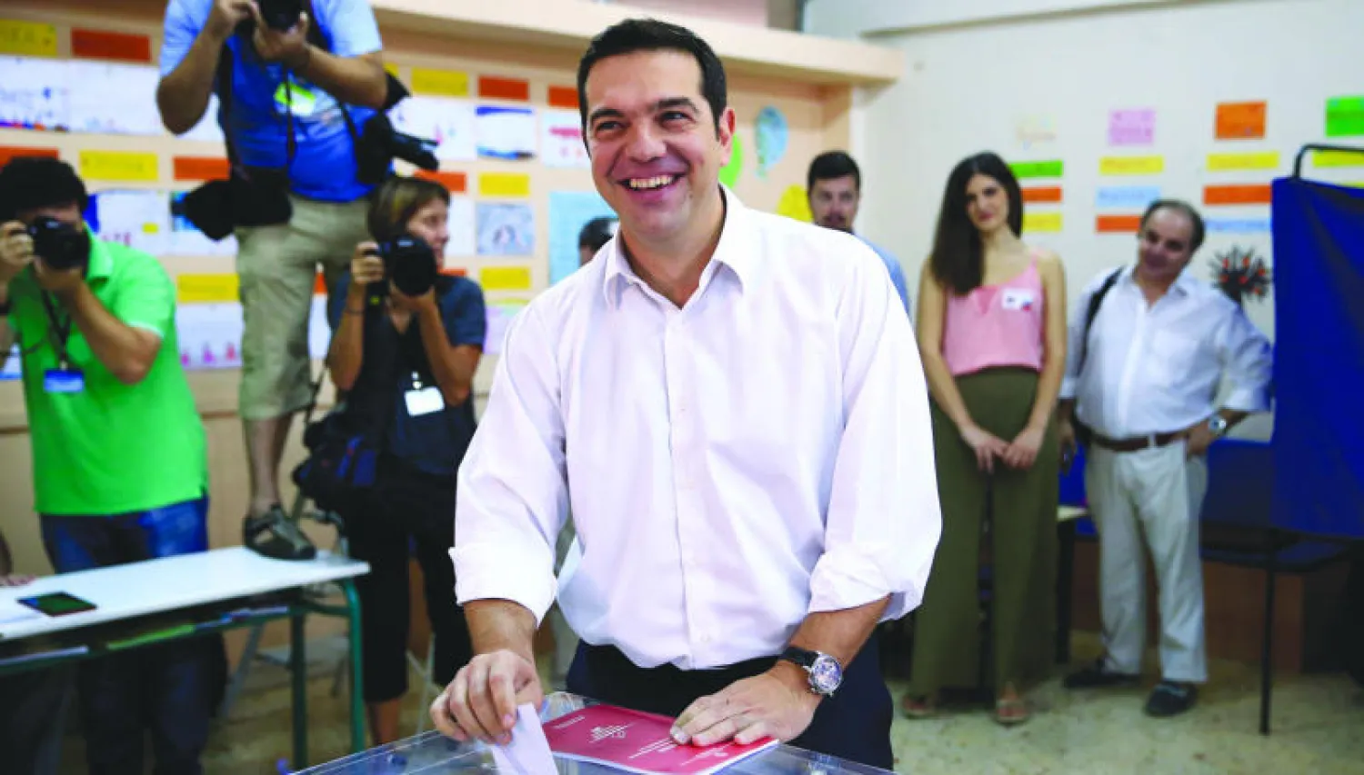 ألكسيس تسيبراس زعيم حزب سيريزا اليساري يدلي بصوته في انتخابات اليونان بأثينا أمس (أ.ب)