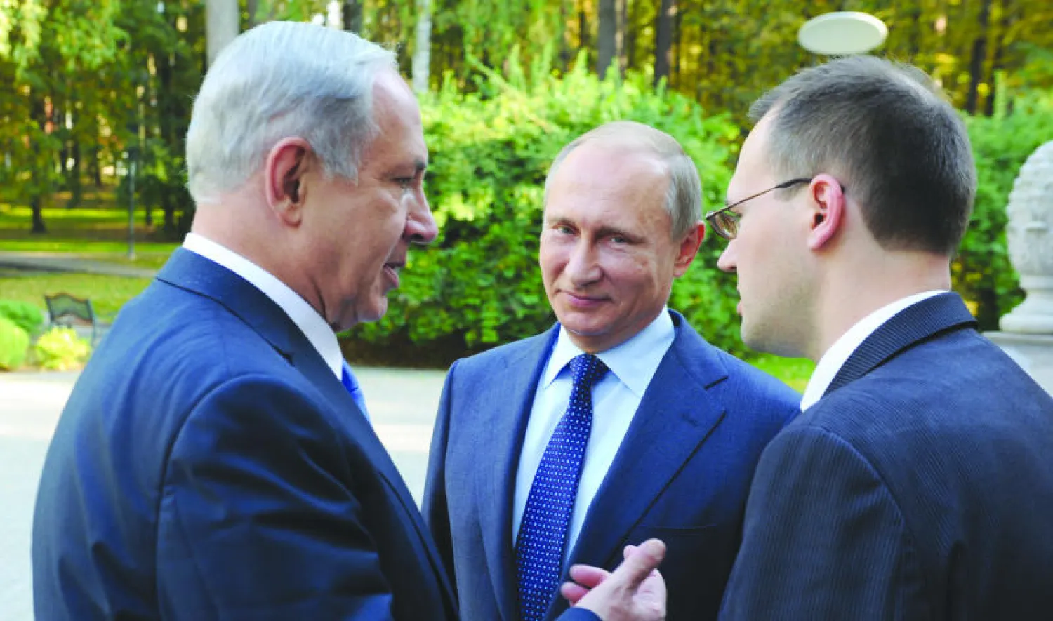 الرئيس الروسي بوتين يستمع إلى رئيس الوزراء الإسرائيلي نتنياهو أثناء لقائهما أمس في مقر رسمي خارج موسكو (إ.ب.أ)