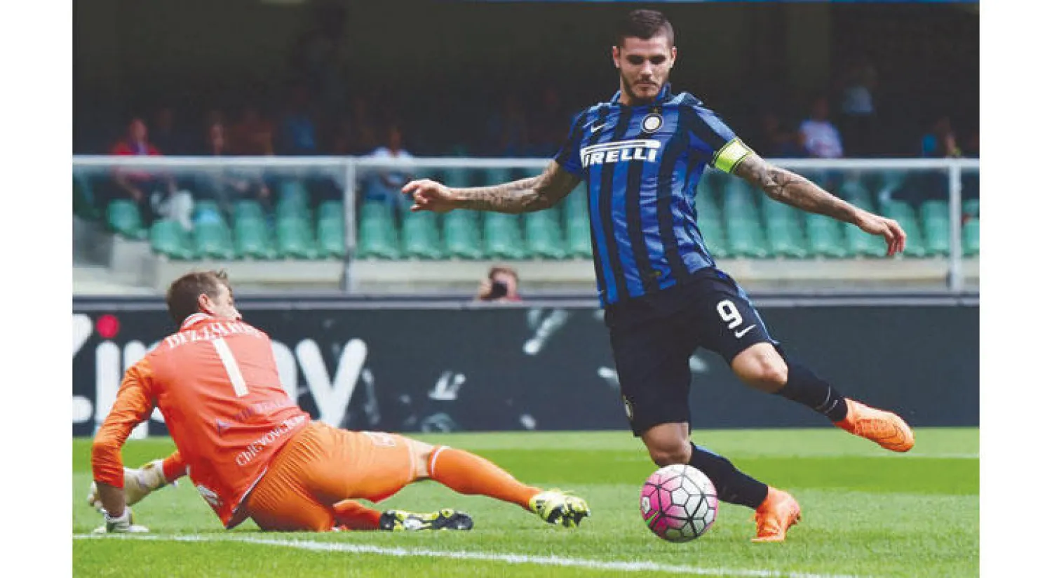 ايكاردي يسجل للإنتر هدف الفوز في مرمى كييفو (أ.ف.ب)