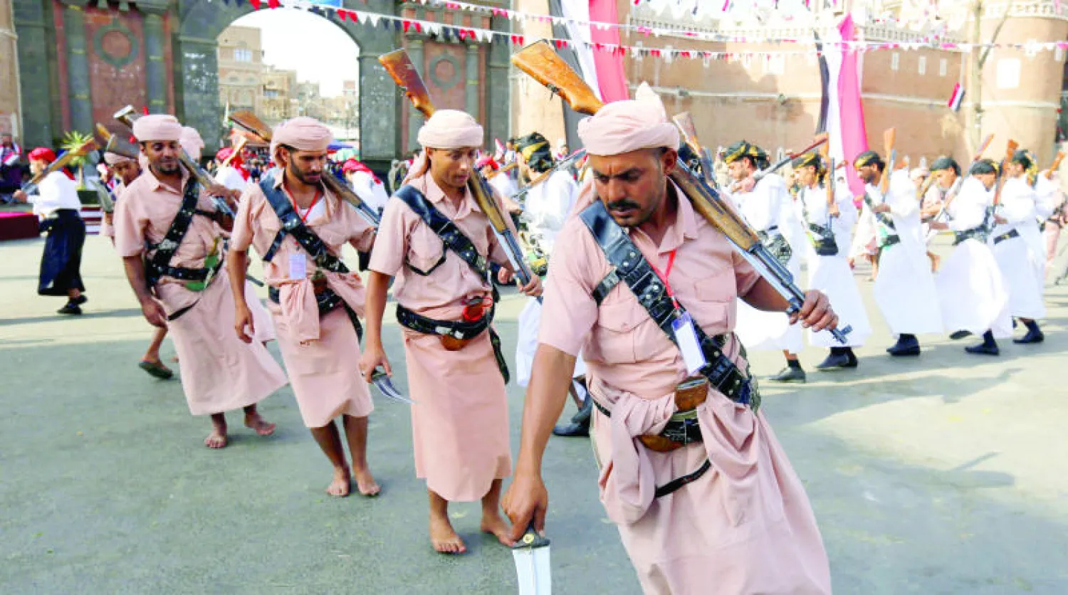 حوثيون يقومون بأداء رقصة الحرب خلال تجمعهم لإحياء الذكرى الأولى لجرائمهم  وتمردهم على الشرعية منذ استيلائهم على العاصمة اليمنية صنعاء (أ.ف.ب)