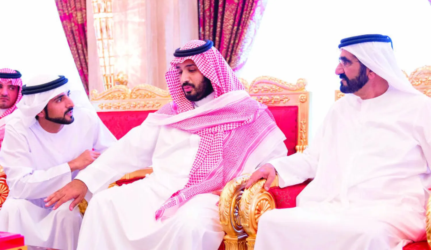 الأمير محمد بن سلمان وإلى جانبه الشيخ محمد بن راشد والشيخ حمدان بن محمد (تصوير: بندر الجلعود)