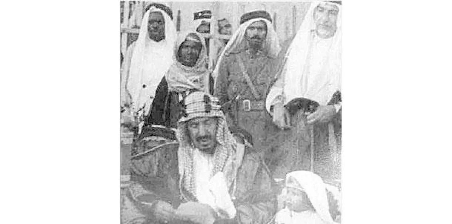 تشابه في التوجهات والمواقف بين الملك المؤسس وسابع ملوك الدولة السعودية الثالثة..  وفي الصورة الملك عبد العزيز وبجواره الملك سلمان في صورة التقطت عام 1938م