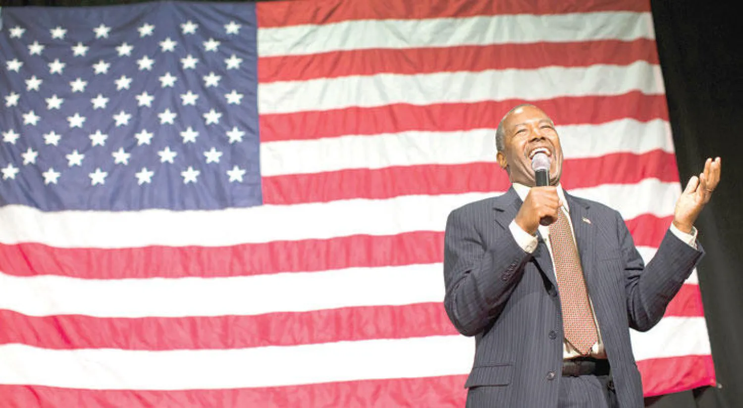 بن كارسون المرشح لخوض سباق الحزب الجمهوري يتحدث إلى مؤيديه في تجمع خطابي أقيم في سنسناتي أمس (أ.ب)