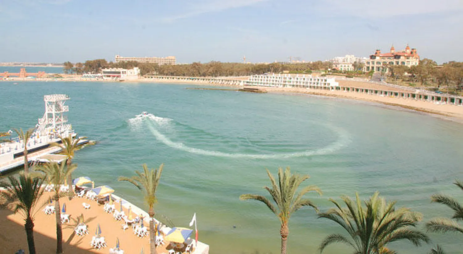 شاطئء المنتزه ومنظر من فندق هلنان فلسطين أروع فنادق الإسكندرية