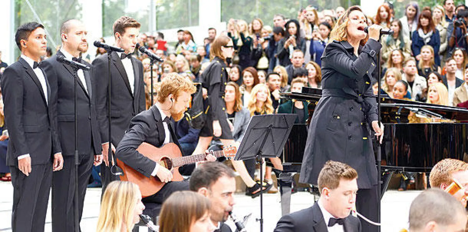 المغنية أليسون مويه في عرض بيربري